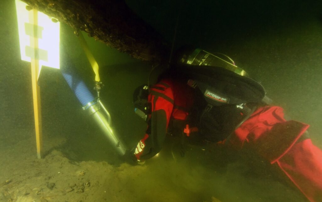 A diver works to expose the selected barrel (Jim Hansson Vrak / SMTM)
